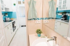 Fridge, oven, stovetop, coffee/tea maker - IMCT - Vintage Apartment in the Center (Budapest)