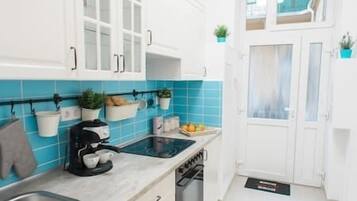 Fridge, oven, stovetop, coffee/tea maker