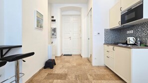 Fridge, microwave, stovetop, cookware/dishes/utensils - IMCT - Pearl Apartment in the Center (Budapest)