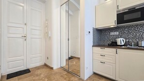 Fridge, microwave, stovetop, cookware/dishes/utensils - IMCT - Pearl Apartment in the Center (Budapest)