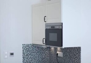 Refrigerador, microondas, parrilla de estufa y utensilios de cocina 