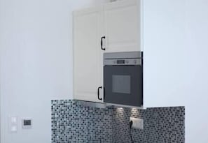 Refrigerador, microondas, parrilla de estufa y utensilios de cocina