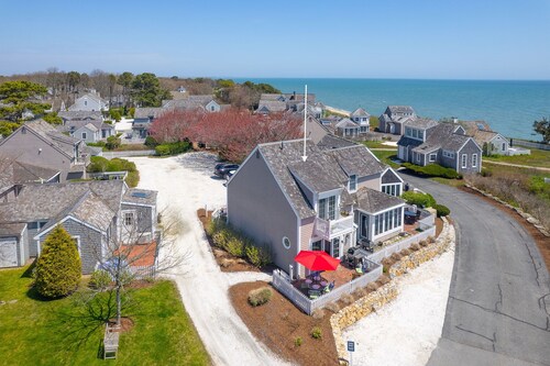 Maushop Village-Exceptional, 2 bedrooms, Sleeps 4, 1.5 baths, with great views.