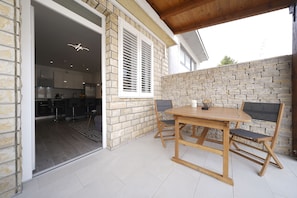 Outdoor dining - Clean & Modern Apartment with Terrace / Parking (Zadar)