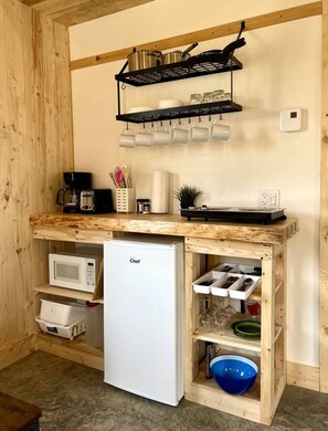 Micro-ondes, cafetière/bouilloire, grille-pain