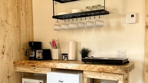 Cafetière/bouilloire, micro-ondes, grille-pain