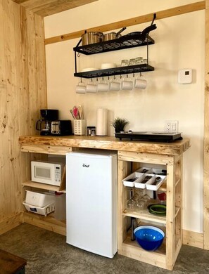 Micro-ondes, cafetière/bouilloire, grille-pain