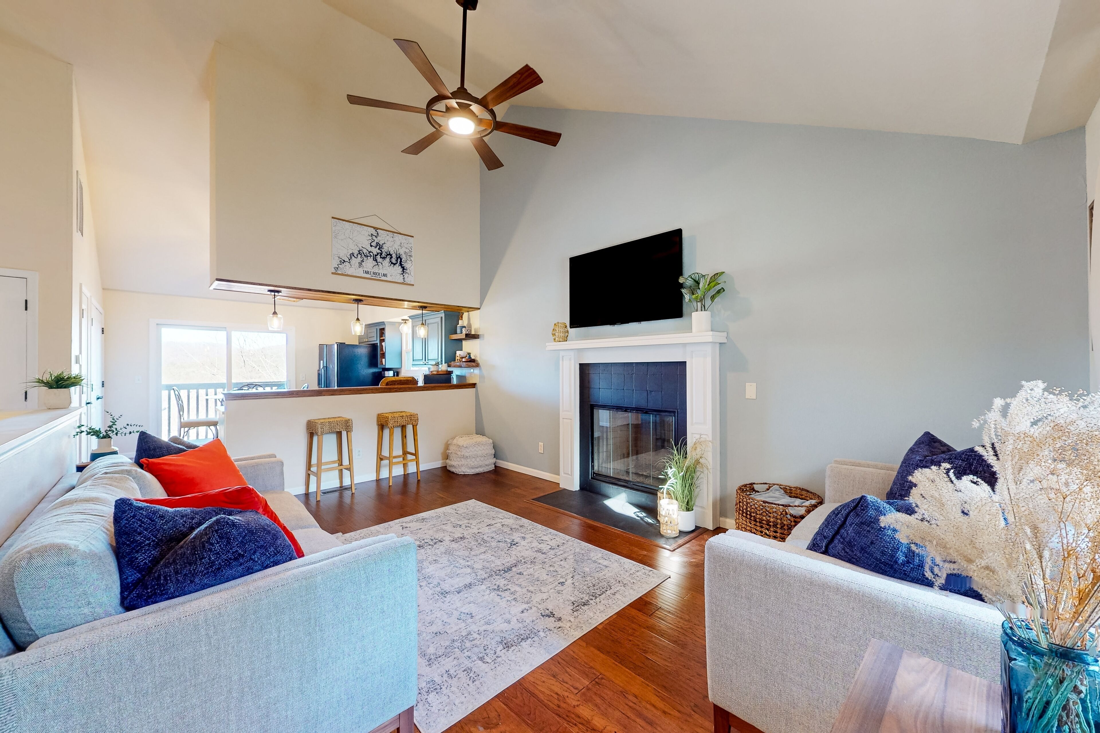Townhouse near Table Rock Lake with golf, tennis, views, fireplace