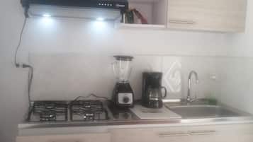 Refrigerador, microondas, parrilla de estufa y cafetera y tetera