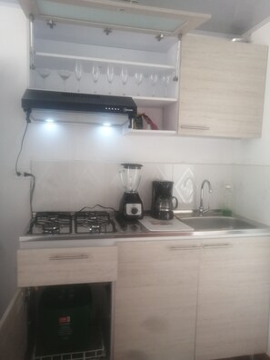 Refrigerador, microondas, placa de cocina, cafetera/tetera