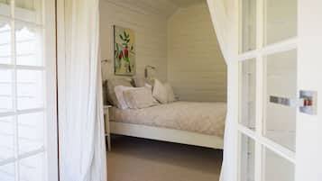 1 bedroom, iron/ironing board, travel cot, Internet