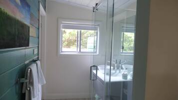 SĂšche-cheveux, serviettes fournies