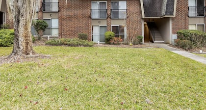 Recently updated! Walk to hospitals, minutes from UF!