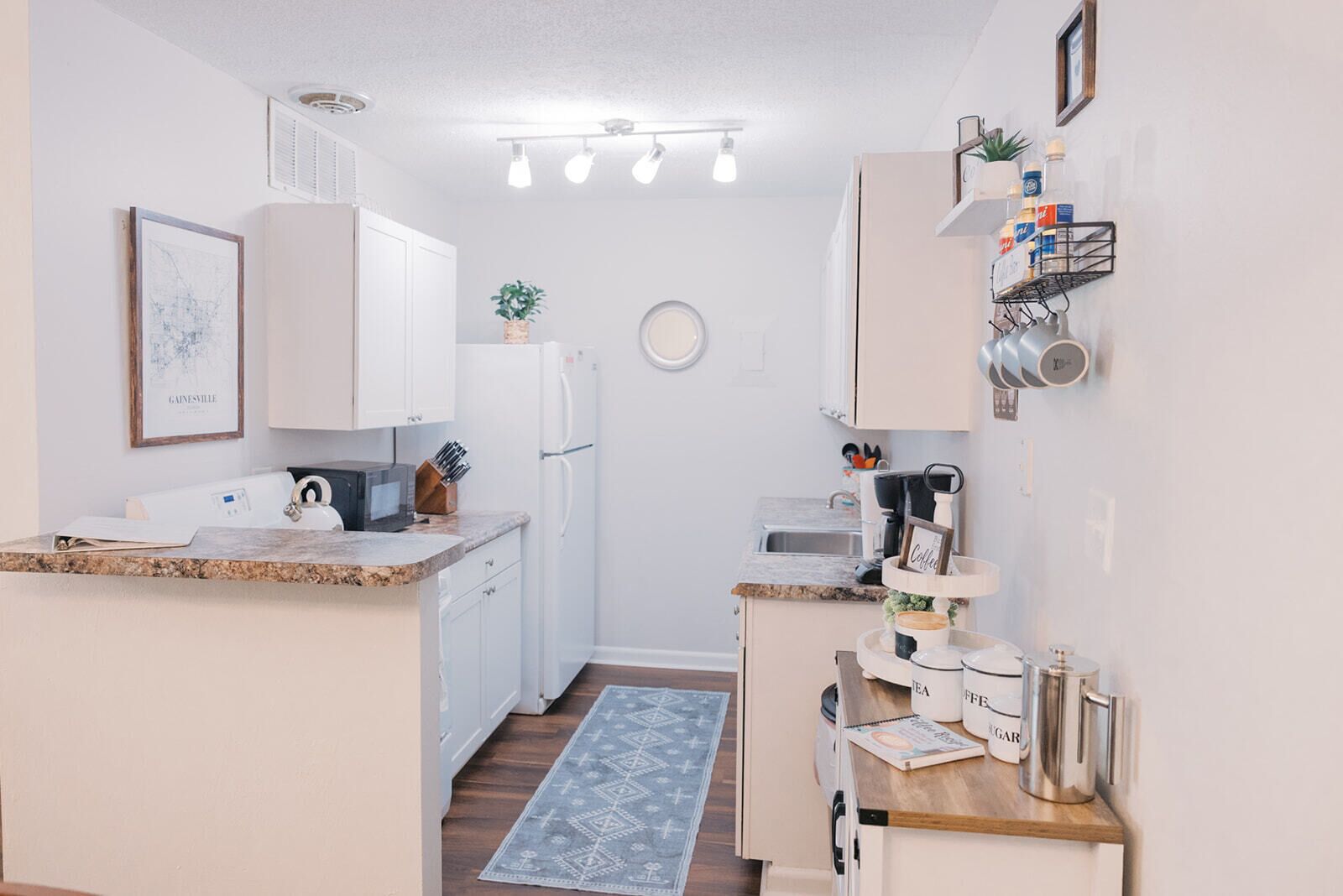 Geladeira, micro-ondas, fogão, cooktop