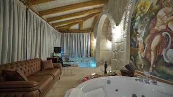 Panoramic-Suite, Kamin, Stadtblick | Hochwertige Bettwaren, Betten mit Memory-Foam-Matratzen, Minibar