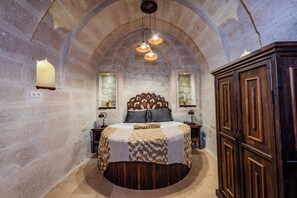 Suite panoramica, caminetto, vista città | Biancheria da letto di alta qualità, materassi in memory foam, minibar