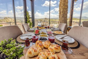 包含每日当地美食早餐