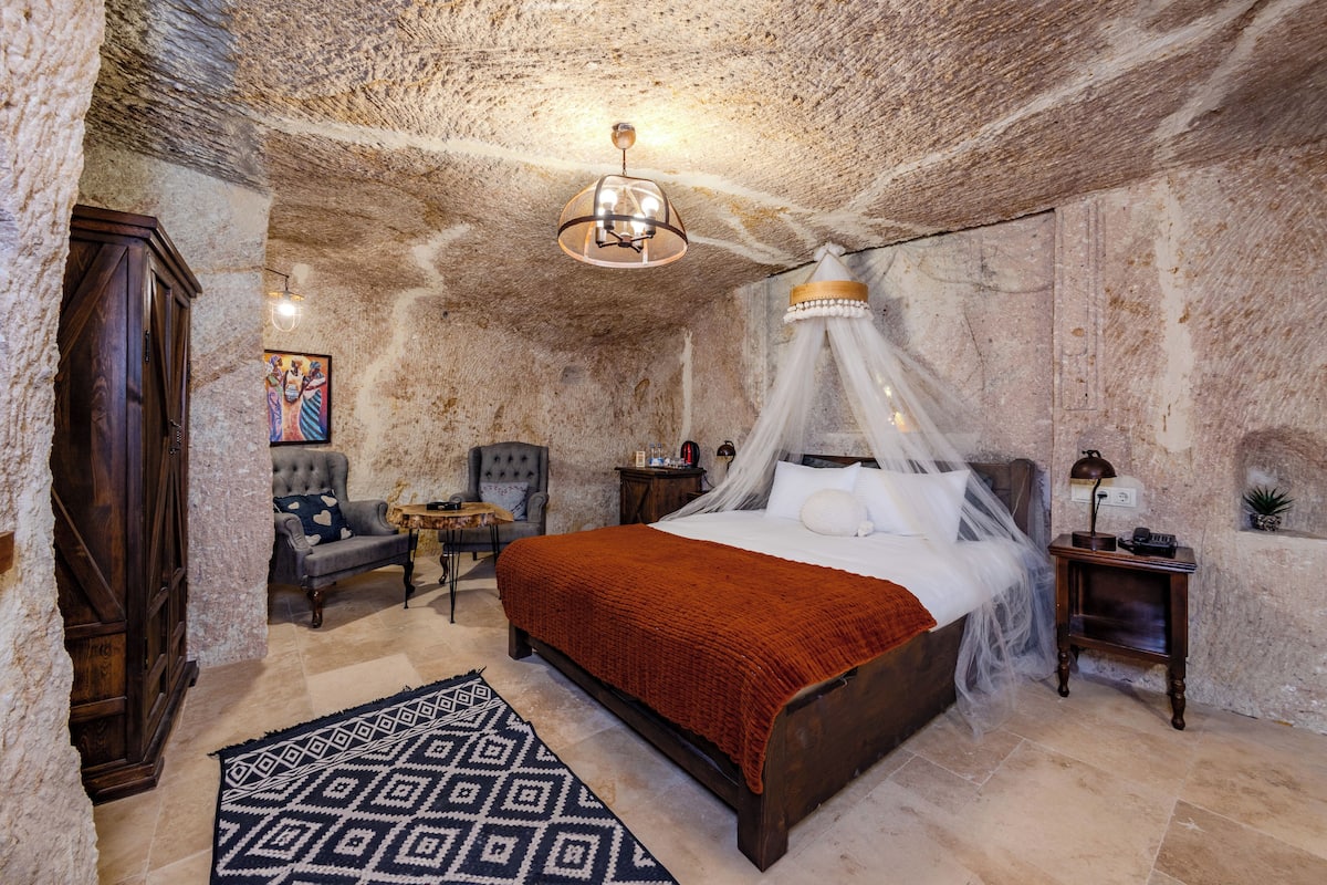 Design Room, Jetted Tub | Premium bedding, memory foam beds, minibar, in-room safe