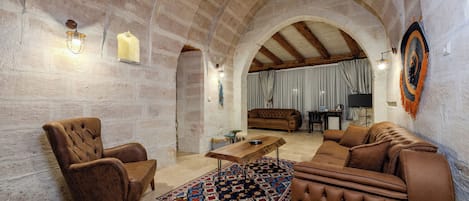 Suite – panorama, peis, byutsikt | Oppholdsområde | Smart-TV, Netflix, oppvarmet gulv og strømmetjenester