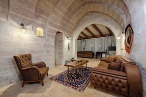 Panoramic Suite, Fireplace, City View | Living area | 100-cm Smart TV with digital channels, Netflix, heated floors - Emars Cave Cappadocia (Ürgüp)