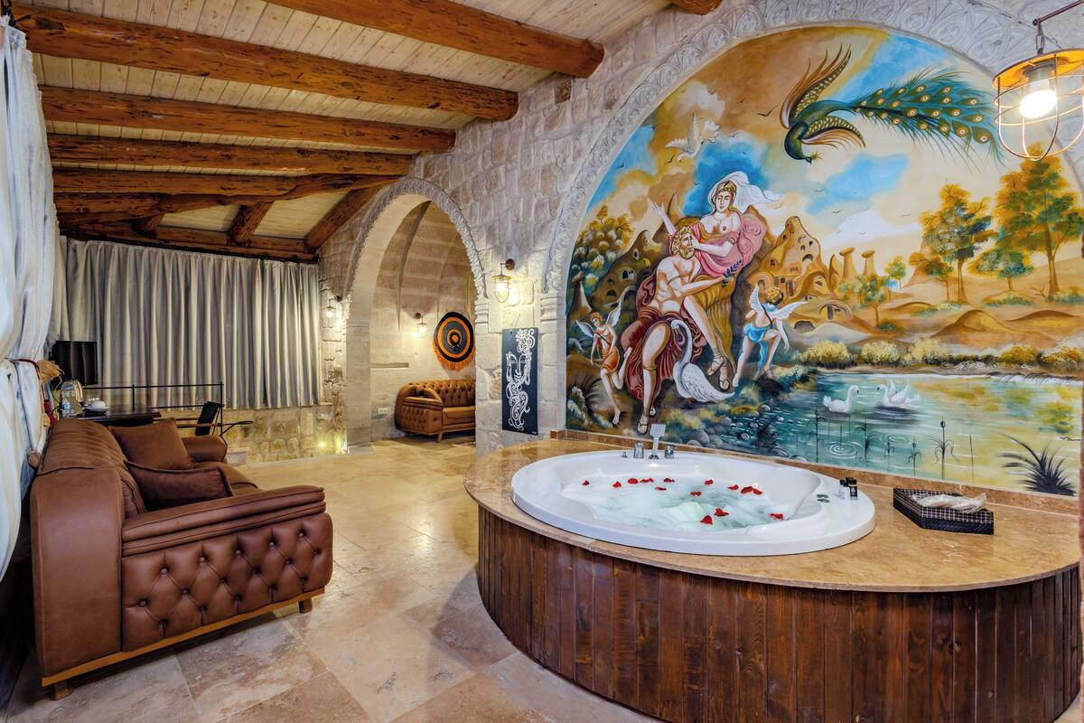 Panoramic Suite, Fireplace, City View | Jetted tub