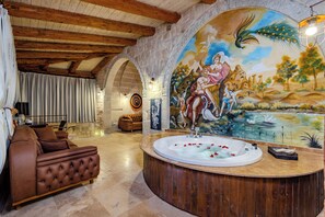 Panoramic Suite, Fireplace, City View | Jetted tub - Emars Cave Cappadocia (Ürgüp)