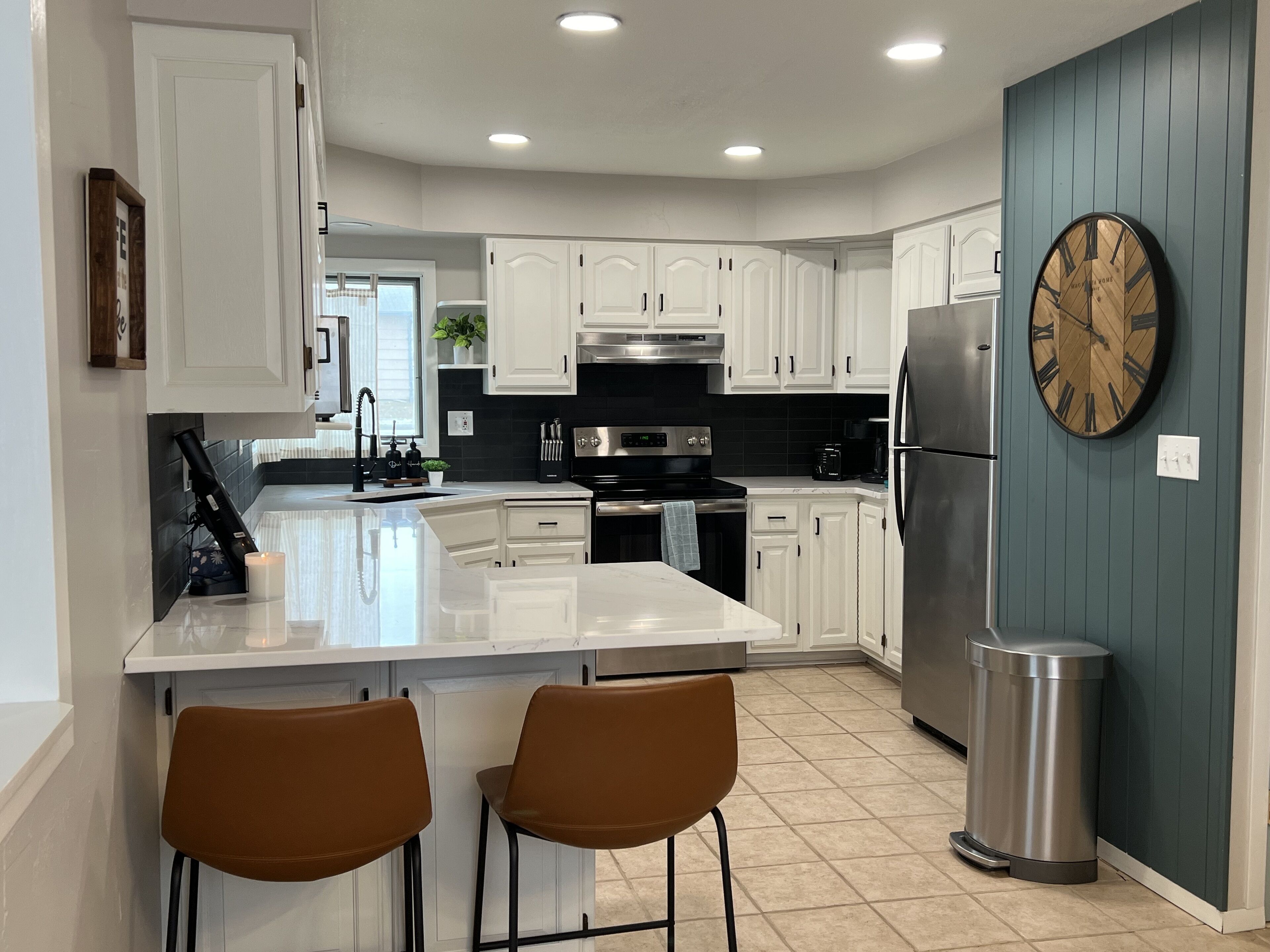 Jääkaappi, mikroaaltouuni, uuni, liesi