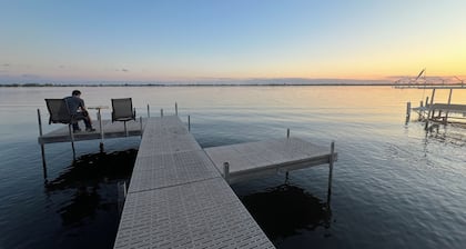 Lakeside Getaway on Lake Madison. Hot tub with a view of the lake!