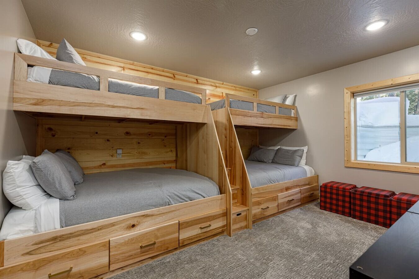 4 bedrooms, desk, WiFi, bed sheets