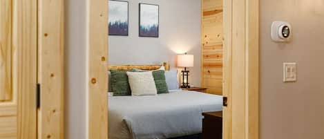 4 bedrooms, desk, WiFi, bed sheets
