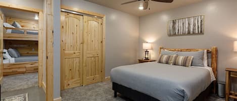 4 bedrooms, desk, WiFi, bed sheets