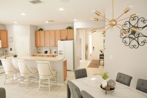 Dining - Beyond Boundaries Luxury 4BED/4BATH Vacation Home with Premium Amenities! (Kissimmee)