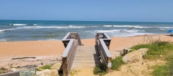 The Blue Dolphin Beach Cottage - Bring your bathing suit and your pup!