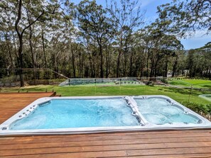 Outdoor spa tub - Coastal bush retreat> Space,Nature,Relaxation, Dual swim spa and fireplace (Kincumber South)