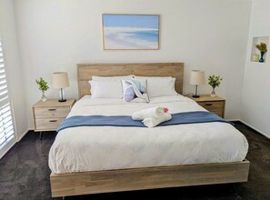 4 bedrooms, in-room safe, iron/ironing board, travel cot - Coastal bush retreat> Space,Nature,Relaxation, Dual swim spa and fireplace (Kincumber South)