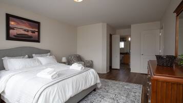 6 bedrooms, iron/ironing board, WiFi, bed sheets