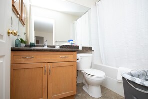 Dusj, hårføner, håndklær og såpe