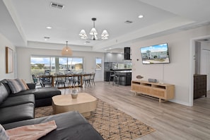 Smart TV, video games, table football, ping pong - Water Front/ Free Heated Salt Water Pool/Game Room/Amenities Galore (Hernando Beach)