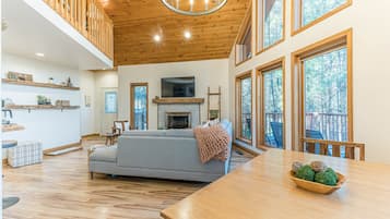 Una Smart TV, una chimenea, videojuegos