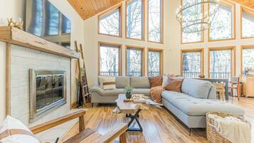 Una Smart TV, una chimenea, videojuegos