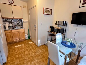 Fridge, microwave, oven, stovetop - Entire Cozy 2BR Private Apartment. Located in the heart of Queens! (Queens)