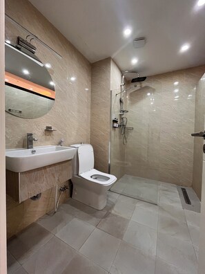 Executive Double Room | Bathroom | Shower, rainfall showerhead, free toiletries, hair dryer - Zemilo hotel apartment (Addis Ababa)