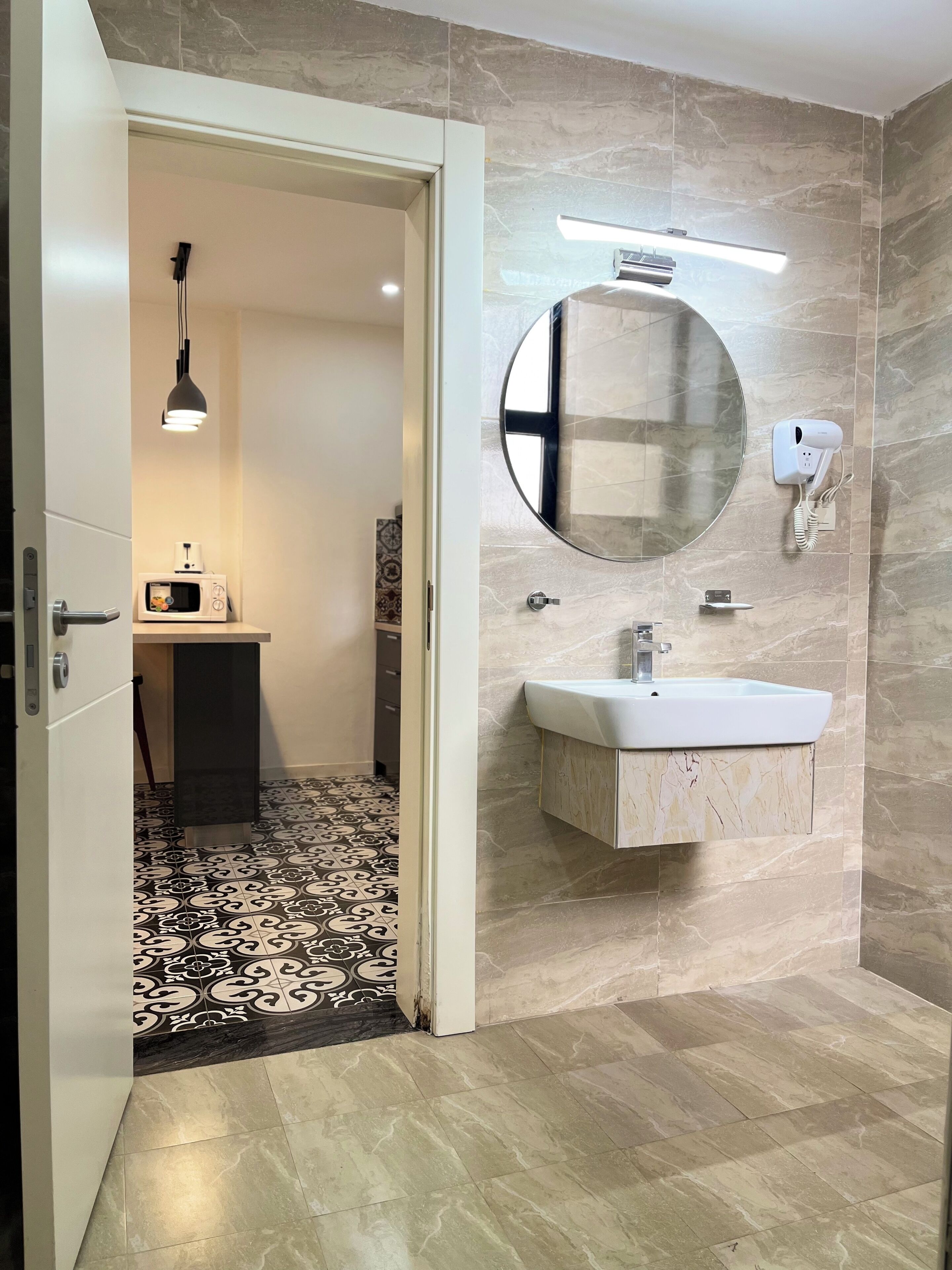 Deluxe Studio Suite | Bathroom | Shower, rainfall showerhead, free toiletries, hair dryer