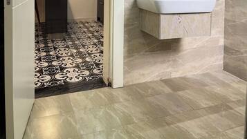 Deluxe Studio Suite | Bathroom | Shower, rainfall showerhead, free toiletries, hair dryer