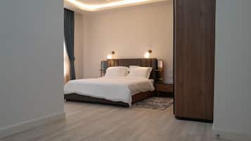 1 bedroom, Egyptian cotton sheets, premium bedding, down comforters