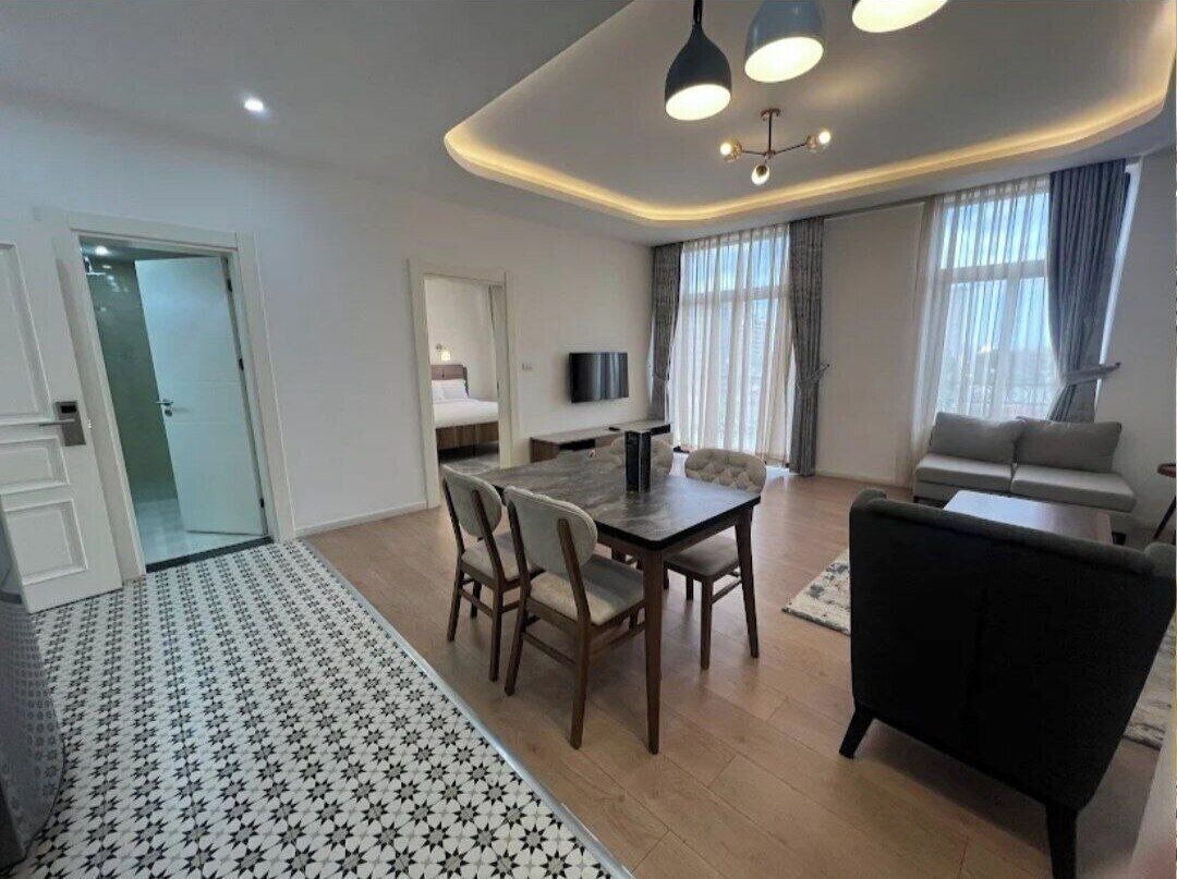 Kahden hengen executive-huone | Oleskelualue | 43–tuumainen äly-TV, jossa satelliittikanavat