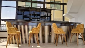 Bar (trong khuôn viên)