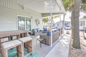 Terrace/patio - 220 Squid Lane - Beautiful Beach House - Includes 2 Golf Carts & Great Outdoor Patio (Panama City Beach)
