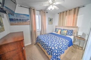 3 bedrooms, WiFi - 220 Squid Lane - Beautiful Beach House - Includes 2 Golf Carts & Great Outdoor Patio (Panama City Beach)