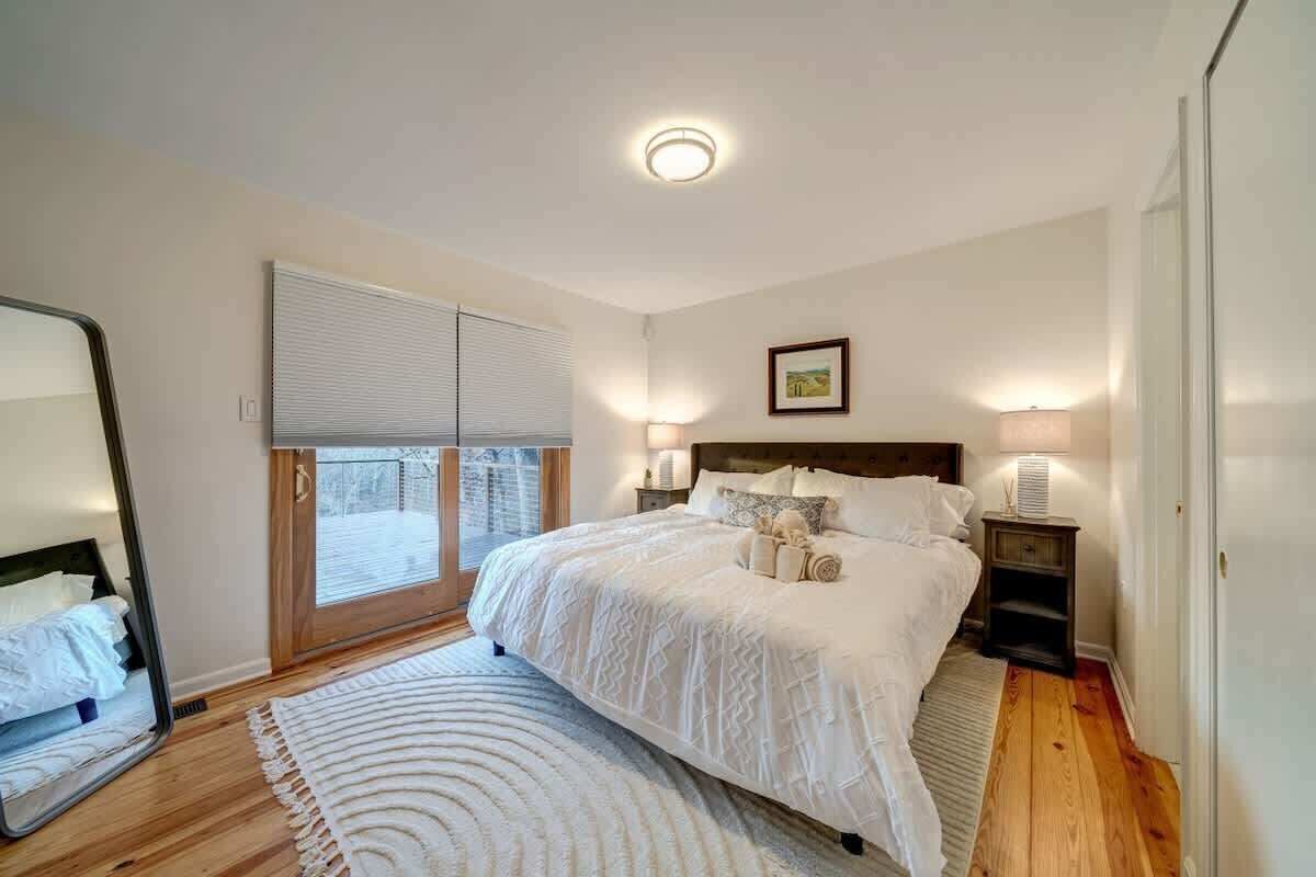 4 bedrooms, travel crib, WiFi, bed sheets